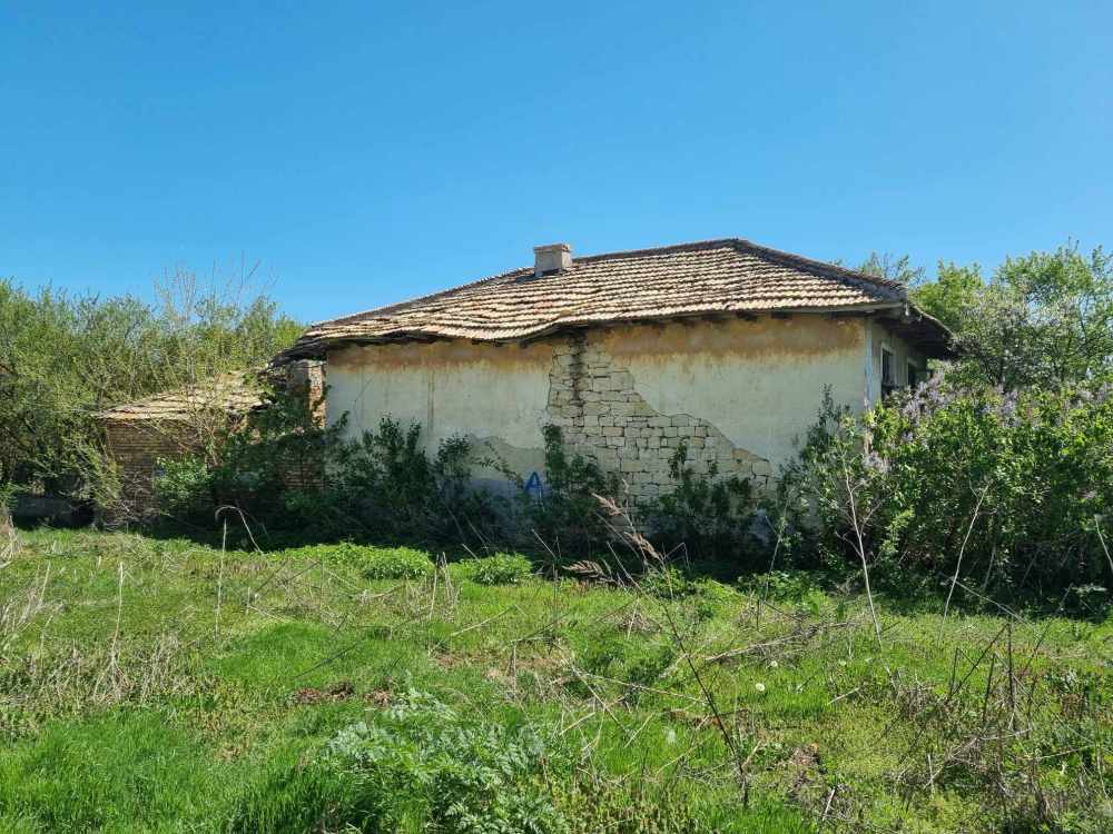 Парцел с къща Червенци