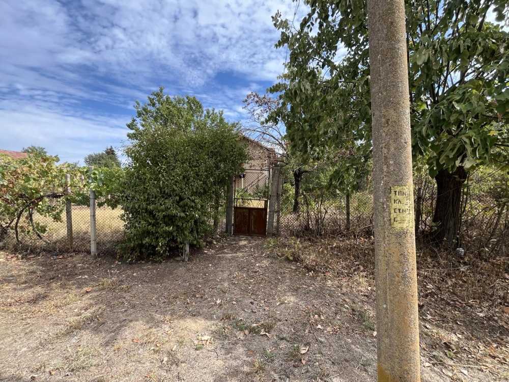 Парцел с къща Любеново