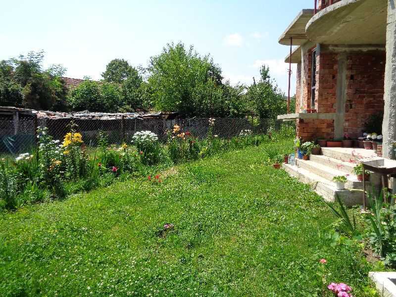 Парцел с къща Литаково