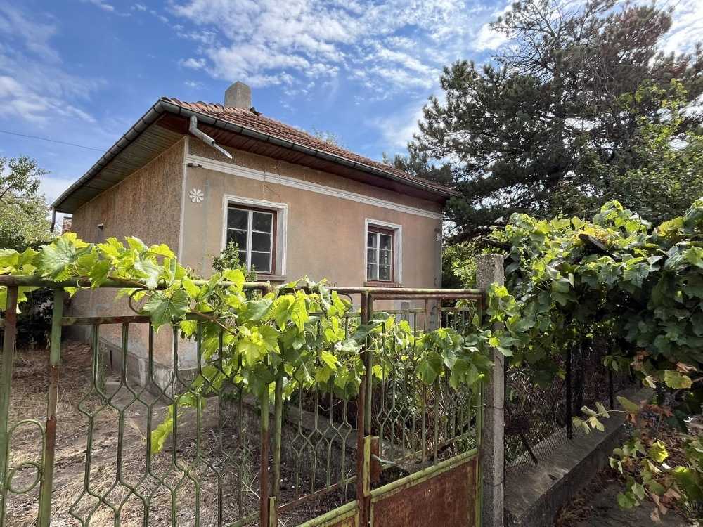 Парцел с къща Любеново