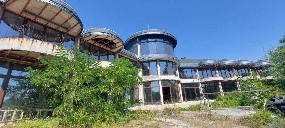 Парцел с къща Банкя