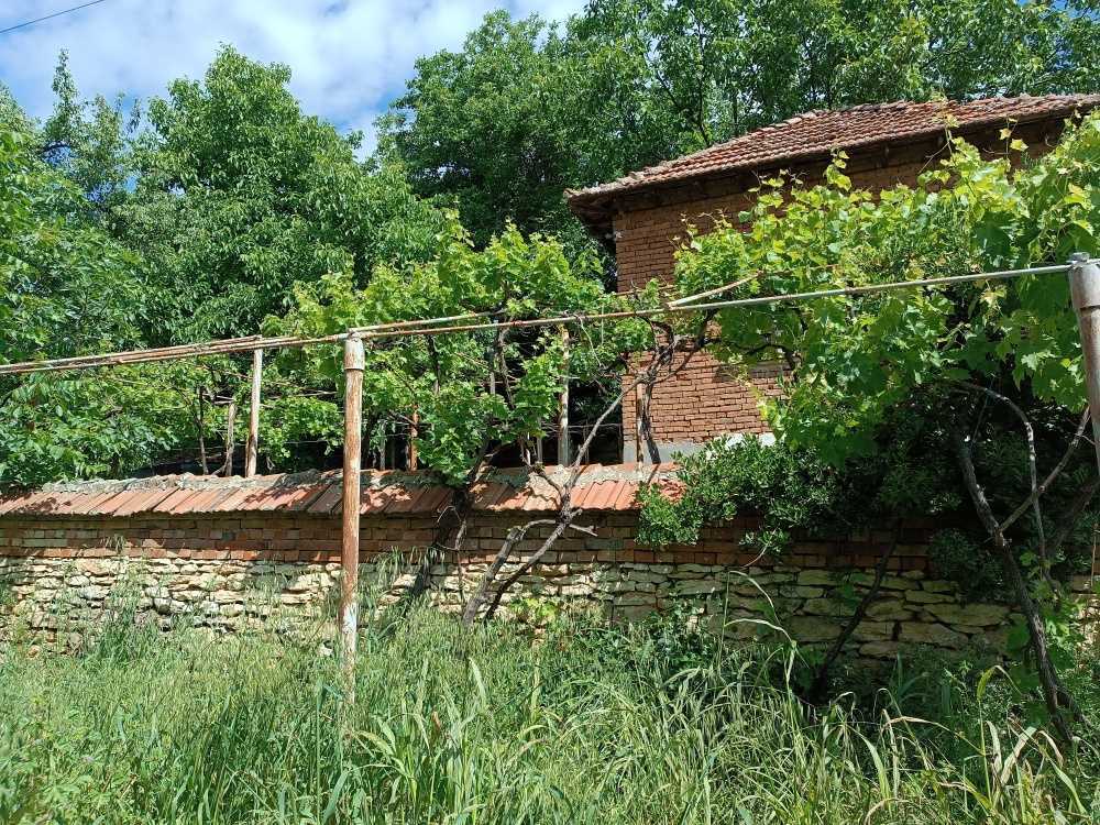 Парцел с къща Пелишат