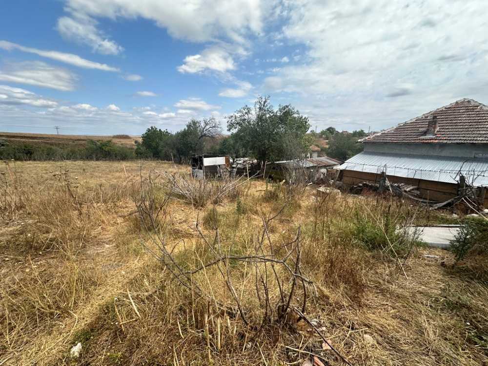 Парцел с къща Дебелт