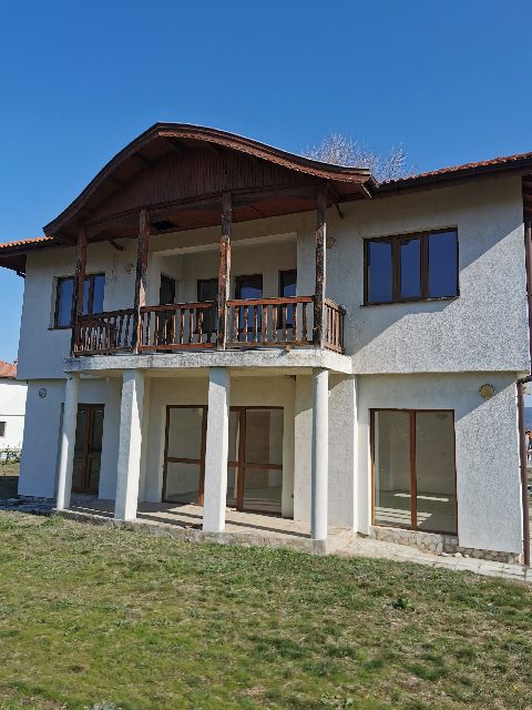 Къща с парцел в Долна баня