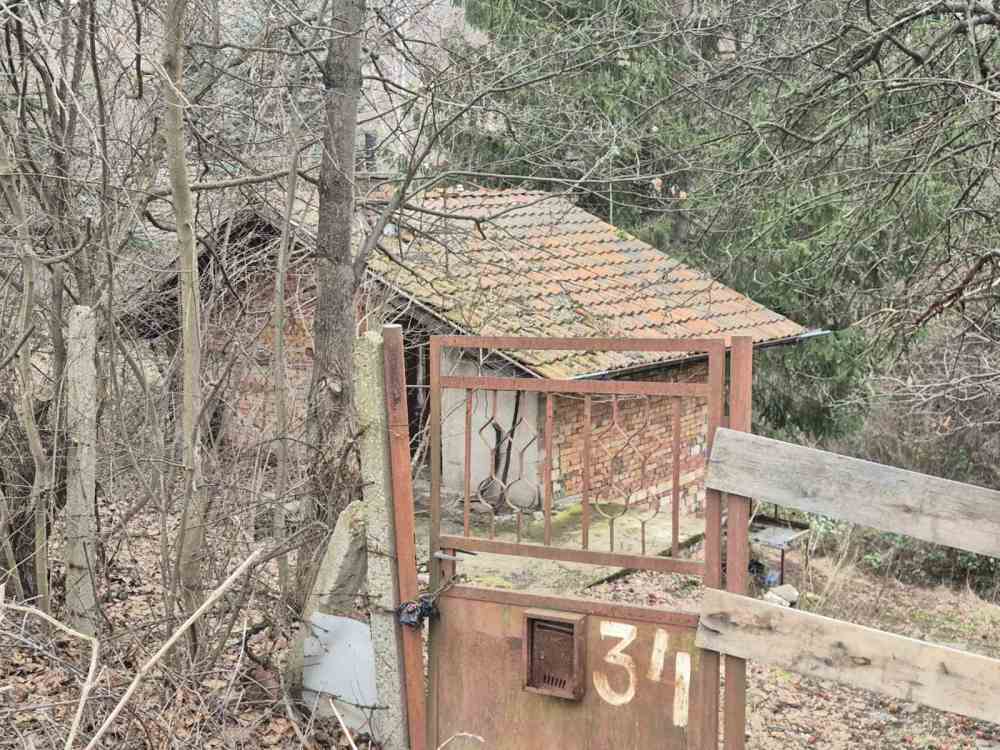 Парцел с къща Банкя