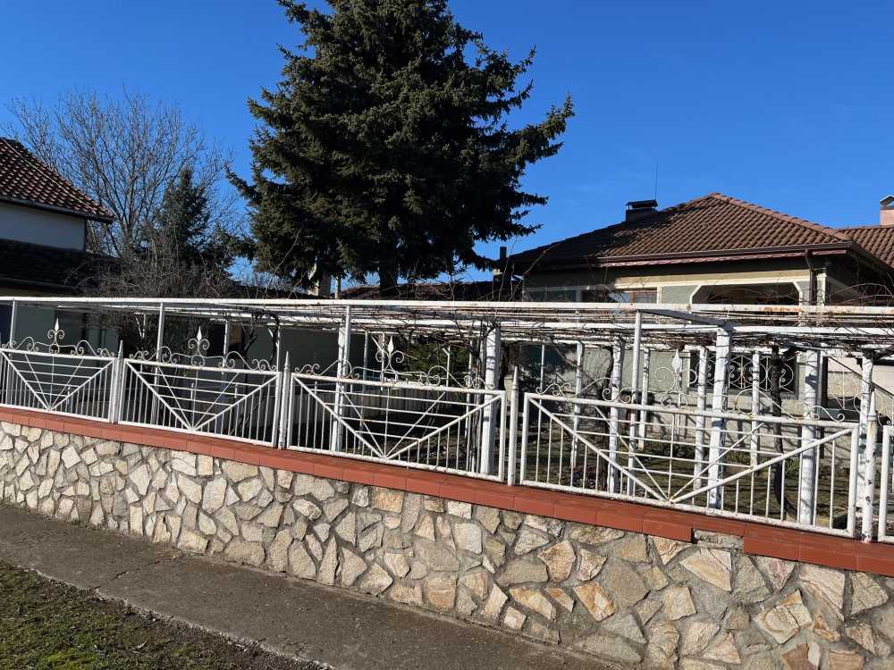 Парцел с къща в Брестак