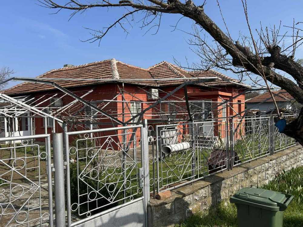 Парцел с къща Бръшлен