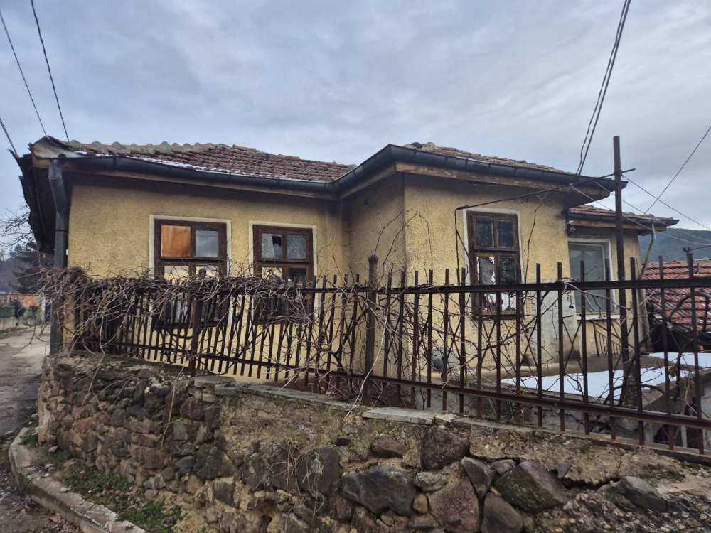 Парцел с къща Кътина