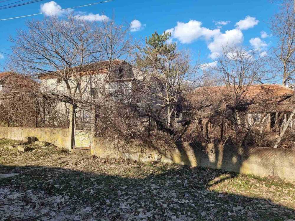 Парцел с къща Батишница