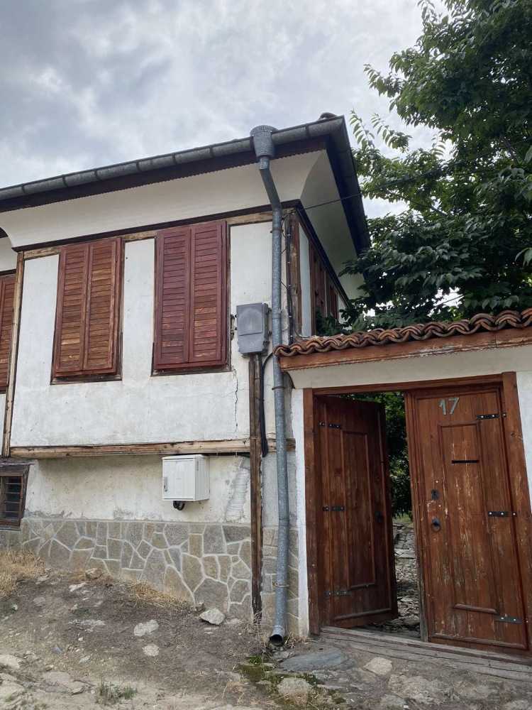 Парцел с къща Карлово