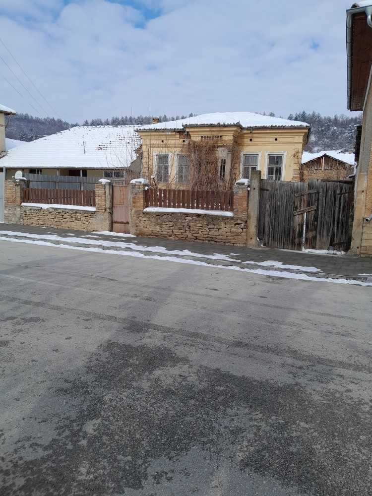 Парцел с къща Сухиндол