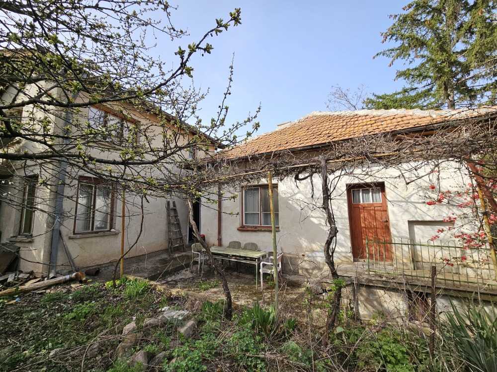 Парцел с къща в Владо Тричков