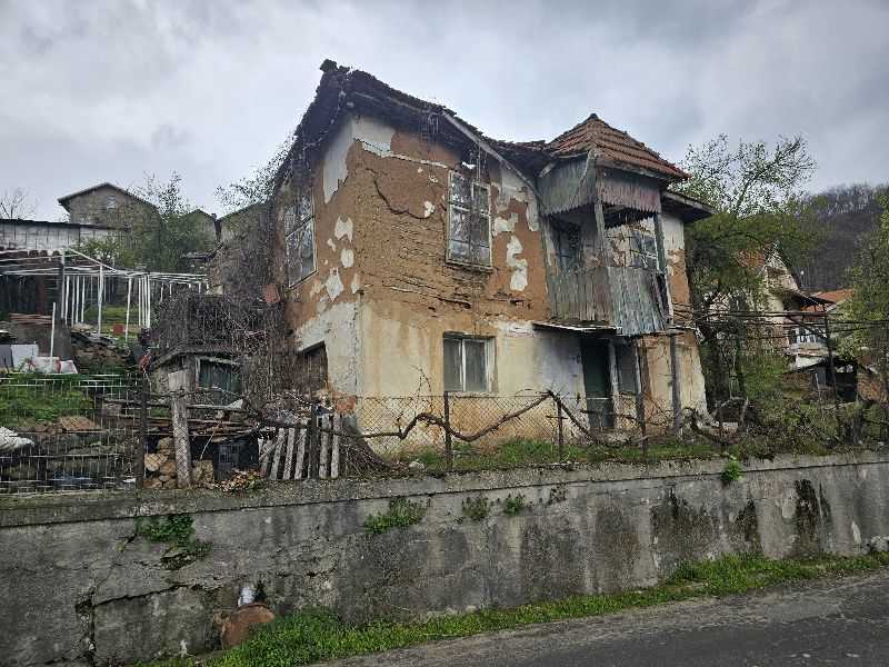 Парцел с къща в Своге