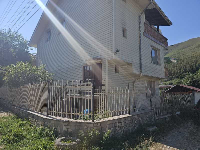 Парцел с къща Искрец