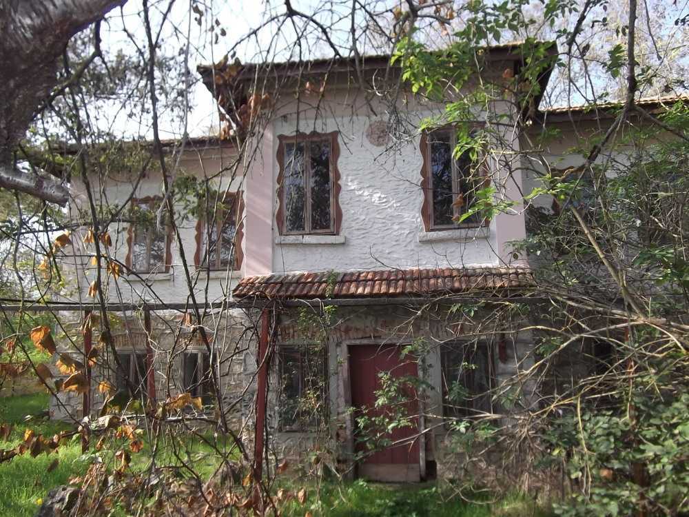 Парцел с къща Градини