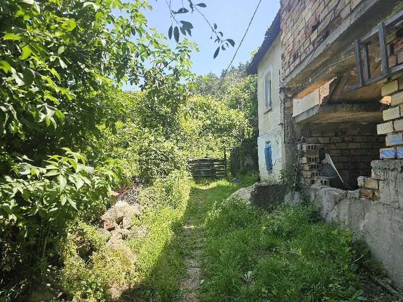 Парцел с къща София