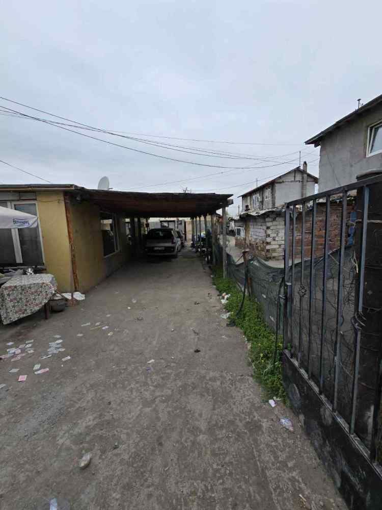 Парцел с къща София