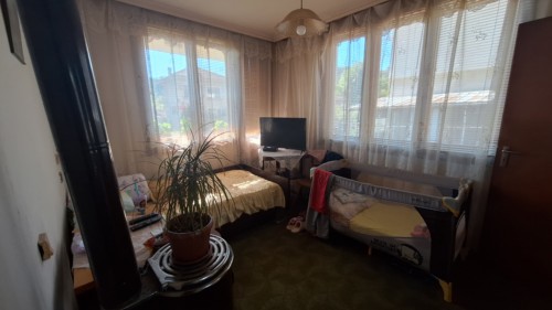 Парцел с къща Троян