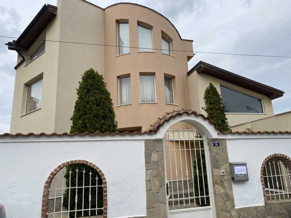 Парцел с къща Марково