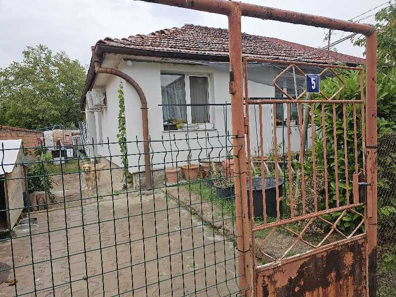 Къща с парцел Владая