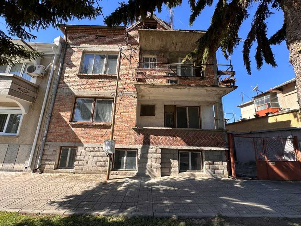 Парцел с къща Камено