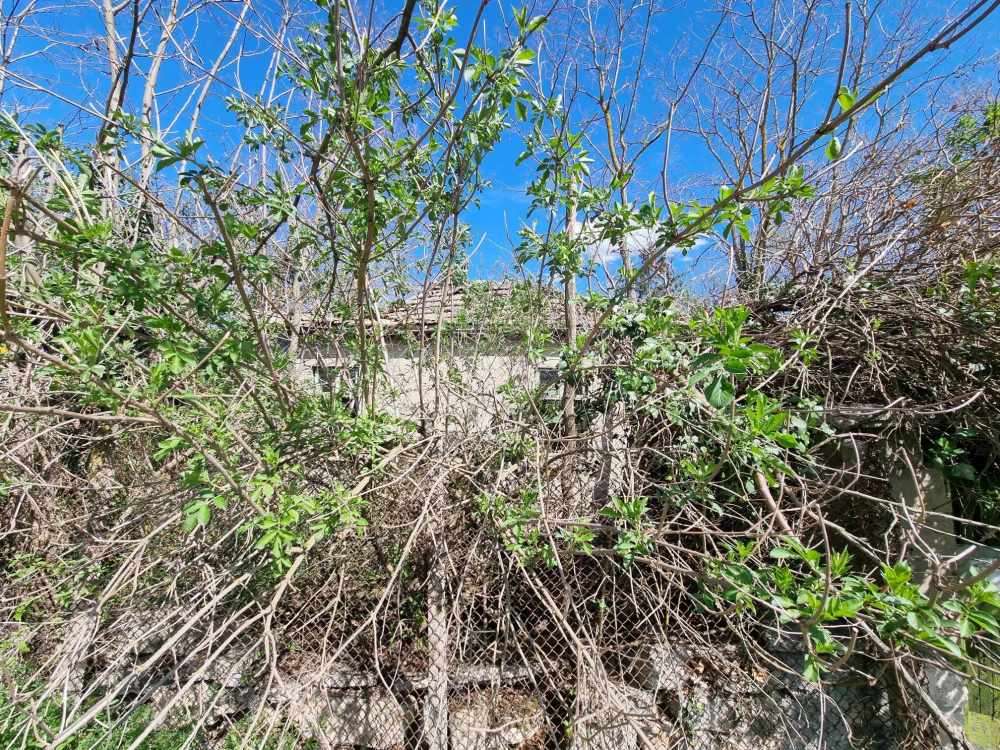 Парцел с къща в Щипско