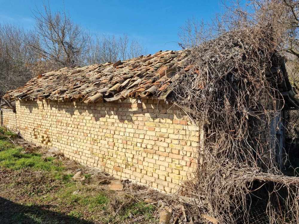 Парцел с къща Брестак