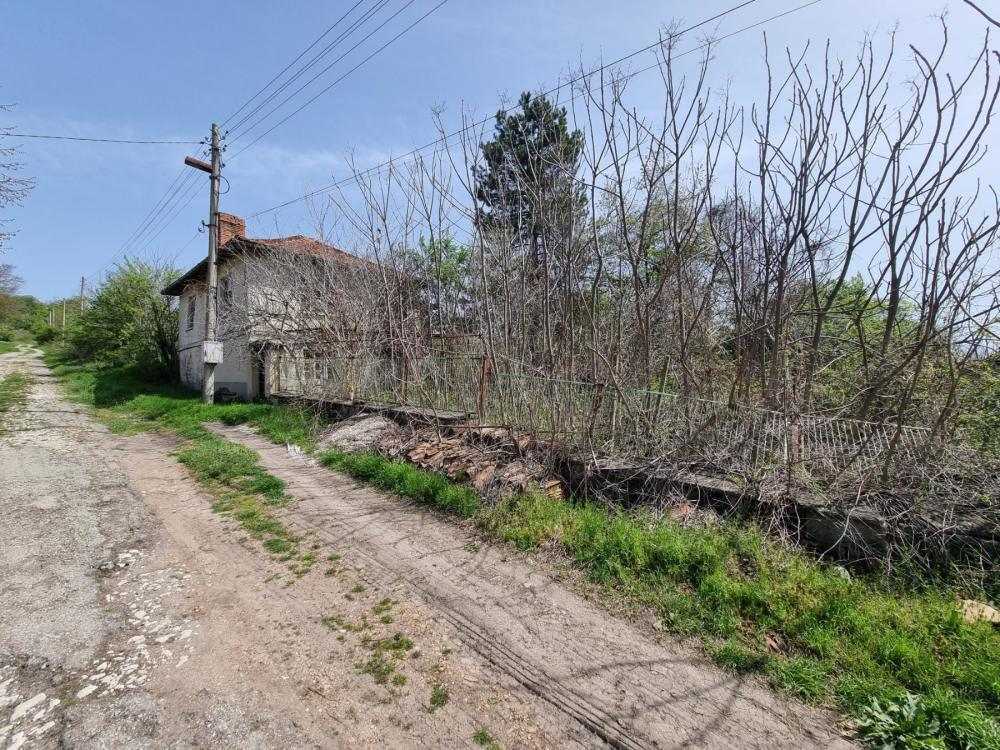 Парцел с къща Боряна