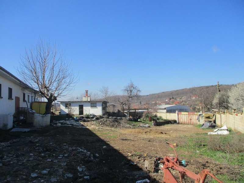 Производствен имот Николово