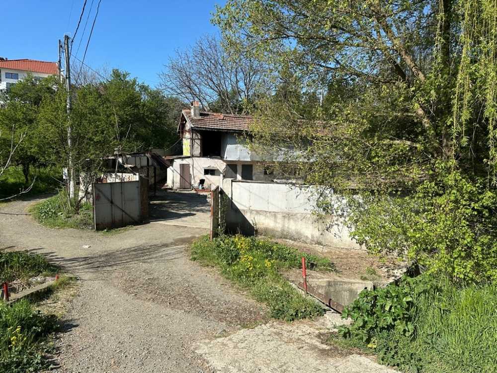 Парцел с къща в Карнобат