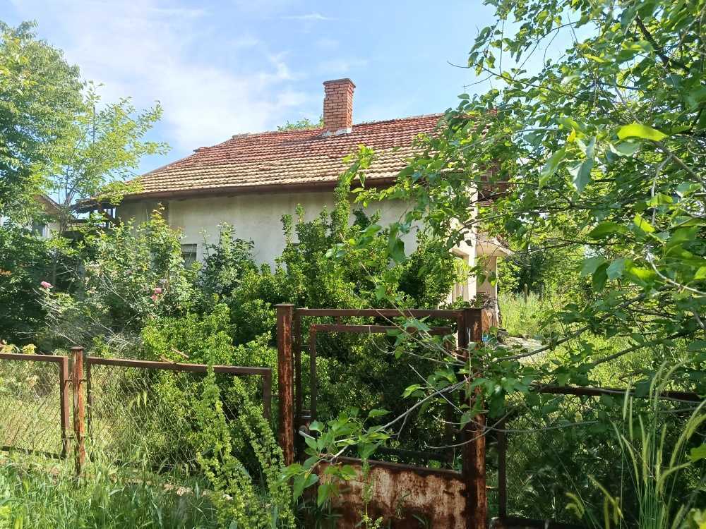 Парцел с къща Разделна