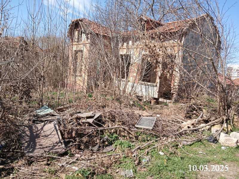 Парцел с къща Добрич