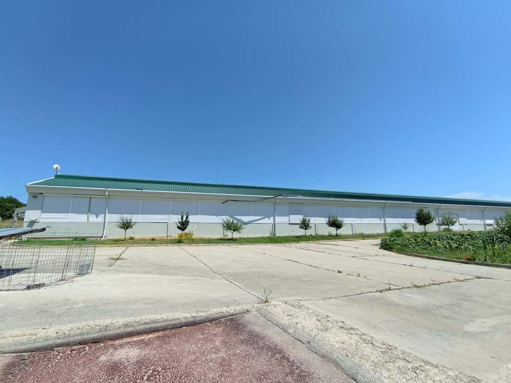 Производствен имот Петрелик