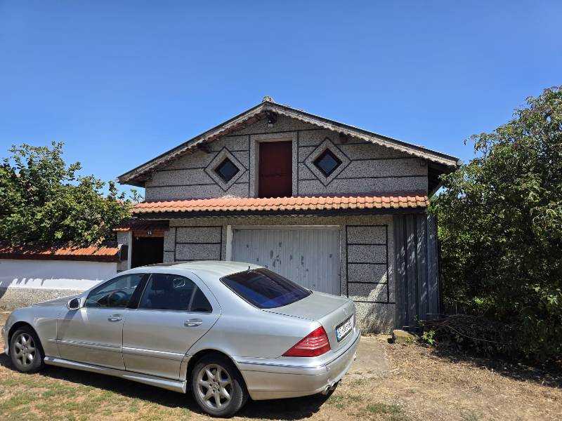 Парцел с къща Борисово