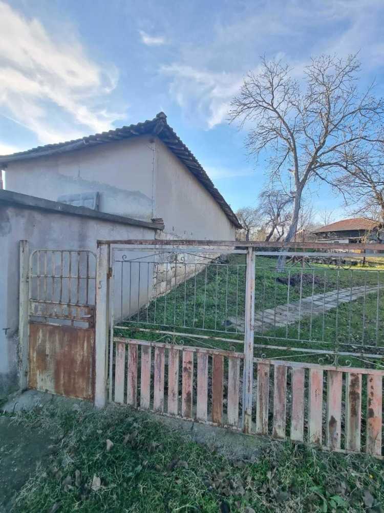 Парцел с къща Ново село