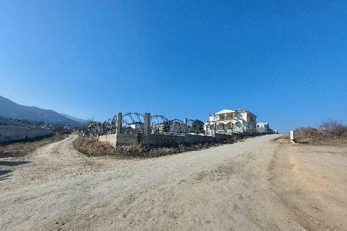 Парцел с къща Марково