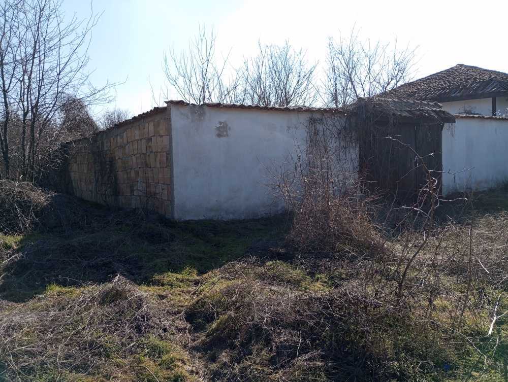 Парцел с къща Каранци