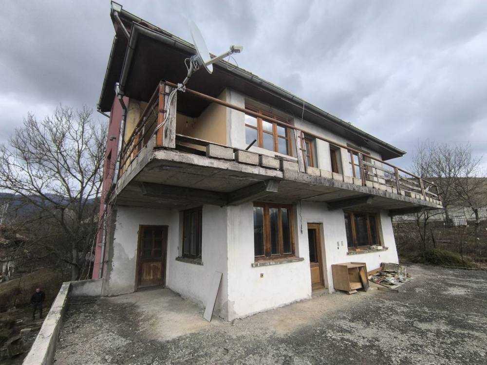 Къща с парцел Априлци