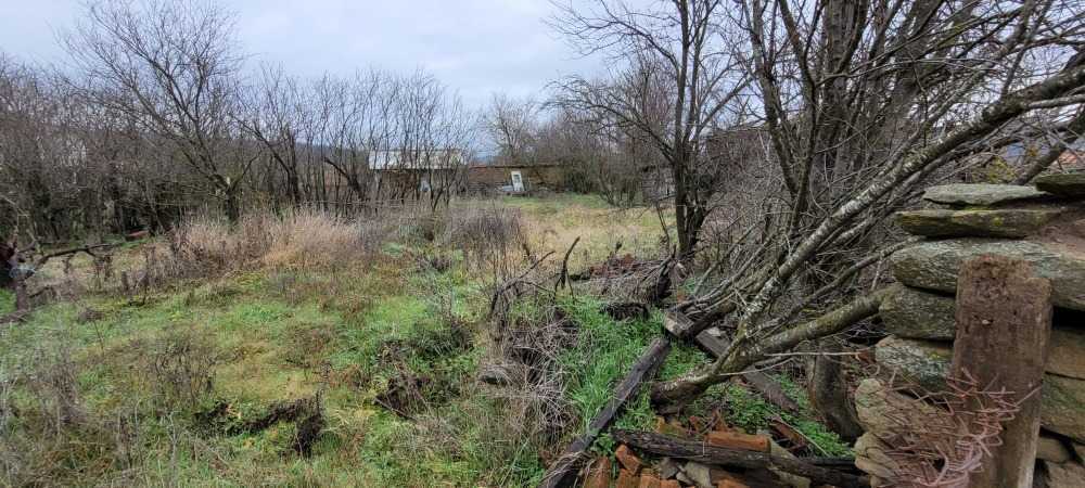 Парцел с къща Велислав