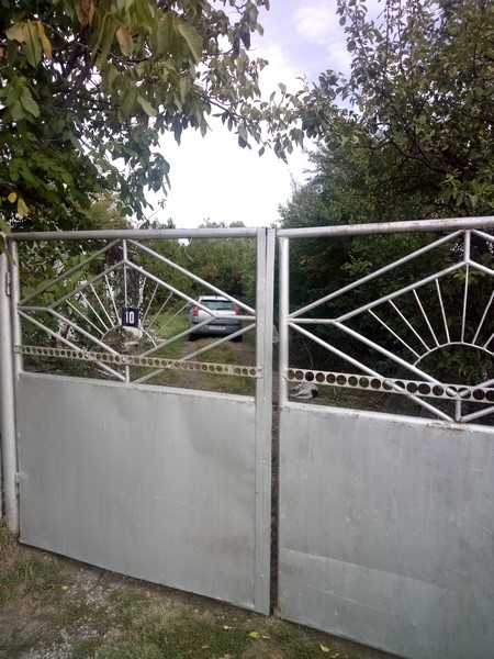 Парцел с къща в Равно поле