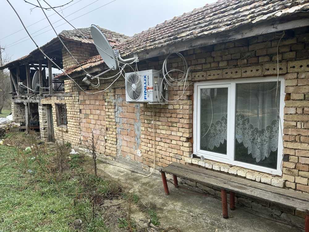 Къща с парцел в Манастирци