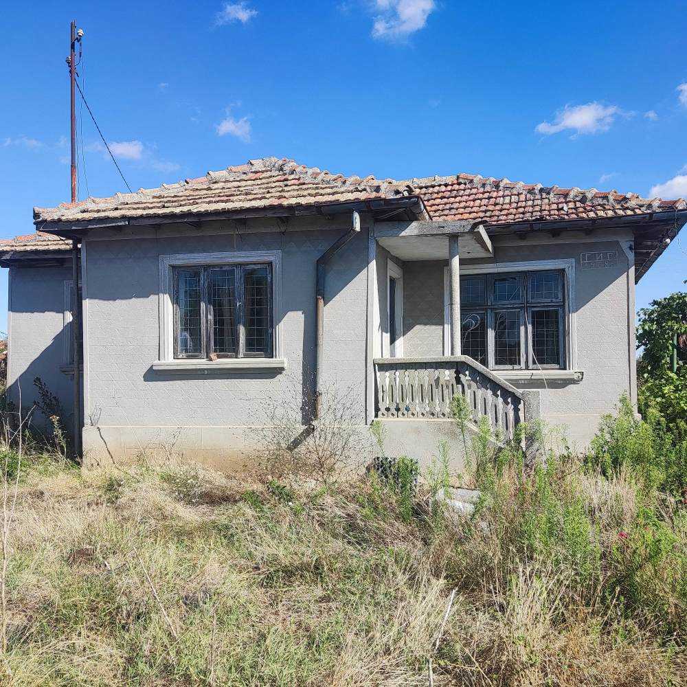 Къща с парцел Карапелит