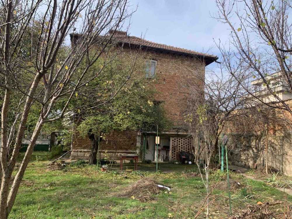 Къща с парцел Гулянци