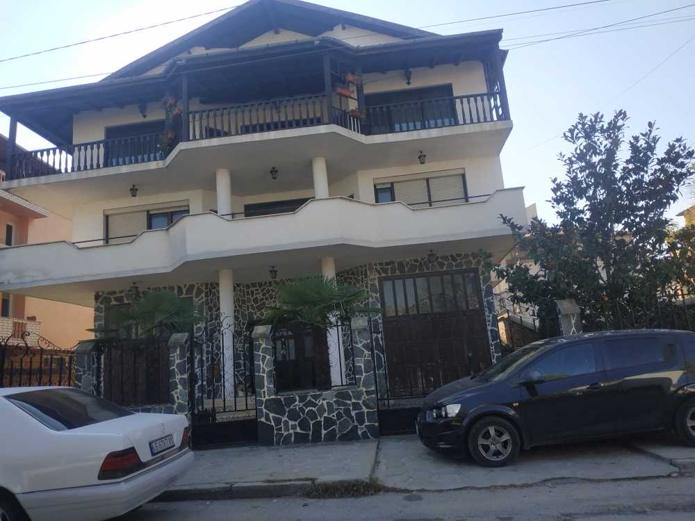 Парцел с къща в Петрич