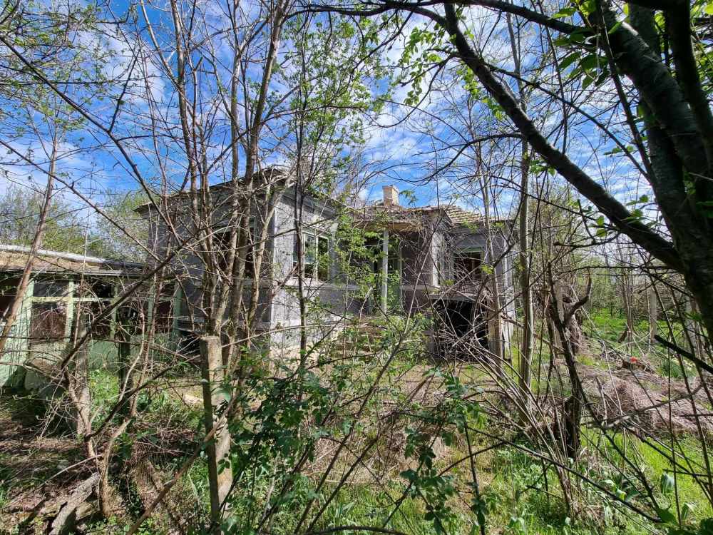 Парцел с къща Караманите