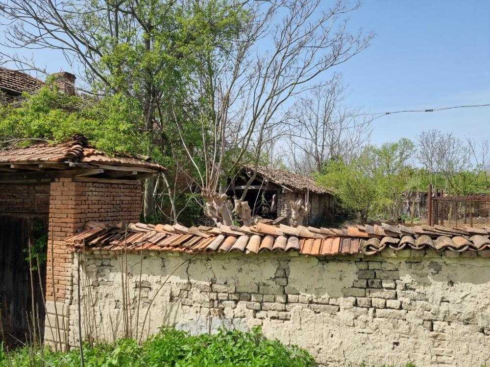 Парцел с къща Боряна