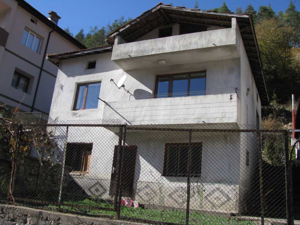 Парцел с къща Мадан