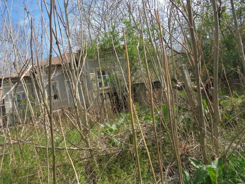 Парцел с къща Градини