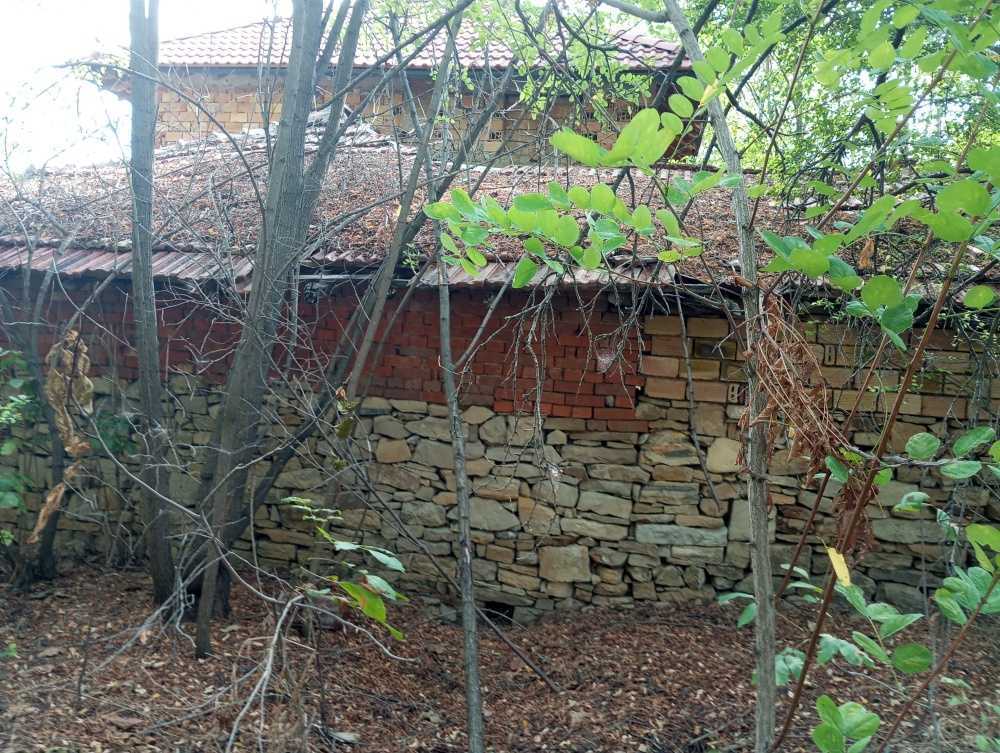 Парцел с къща Иванча