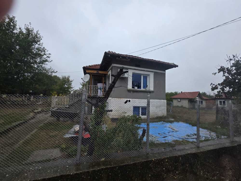 Парцел с къща Ветово
